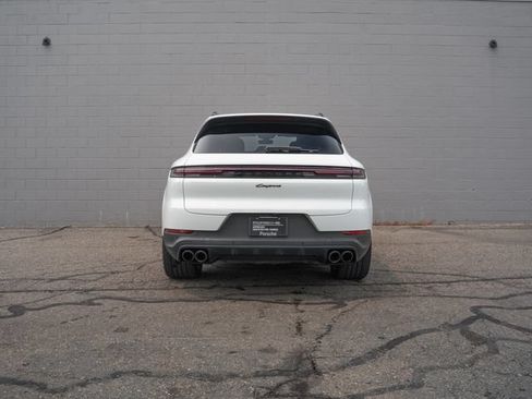 Certified 2024 Porsche Cayenne AWD/4WD image 6