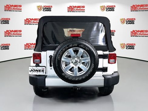 Used 2017 Jeep Wrangler Unlimited Sahara w/ Connectivity Group AWD/4WD image 13