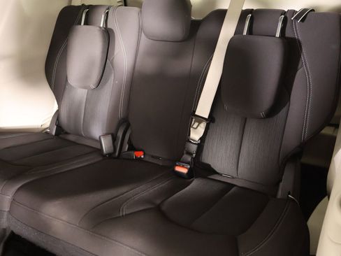 Used 2023 Chrysler Voyager LX image 12