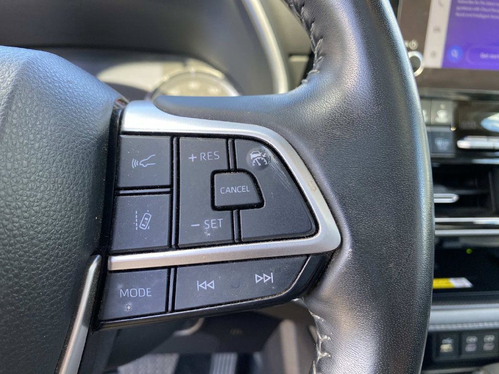 Used 2023 Toyota Highlander XLE AWD/4WD image 19