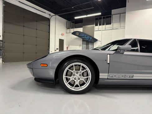 Used 2006 Ford GT RWD image 2
