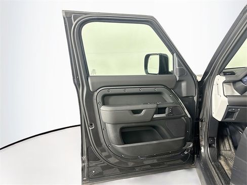 Used 2025 Land Rover Defender 110 S image 11