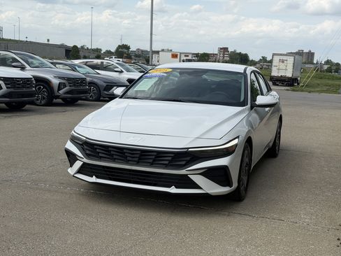 Certified 2025 Hyundai Elantra Hybrid FWD image 11
