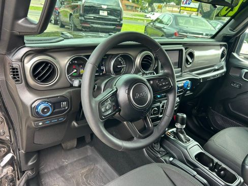 Used 2023 Jeep Wrangler Unlimited w/ Cold Weather Group AWD/4WD image 17