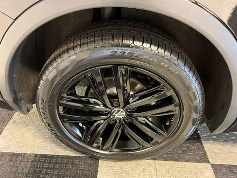 Certified 2022 Volkswagen Tiguan SE R-Line FWD image 15