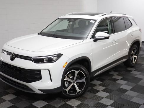 New 2026 Volkswagen Tiguan SE image 2