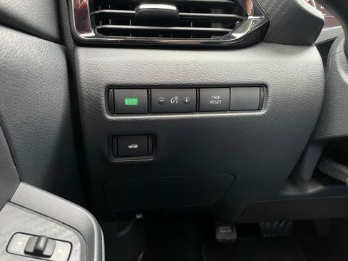 Used 2025 Nissan Sentra SV image 24