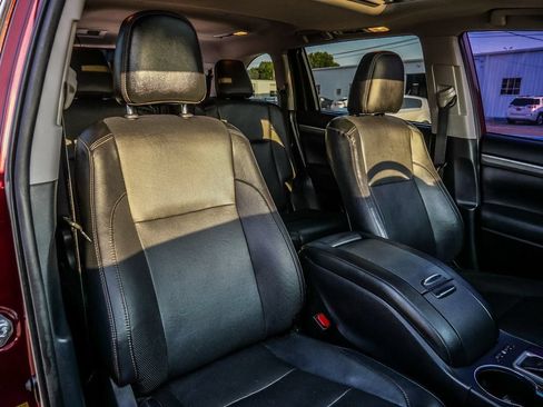 Used 2019 Toyota Highlander Limited w/ Carpet Mat Package (TMS) AWD/4WD image 16