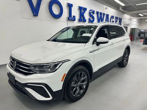 Certified 2022 Volkswagen Tiguan SE w/ Panoramic Sunroof Package image 2