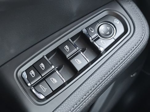 Certified 2025 Porsche Macan image 26