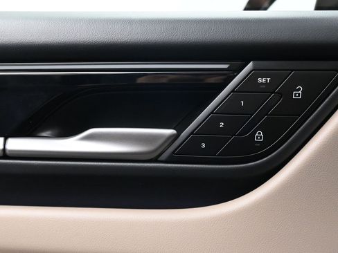 Used 2025 Porsche Macan 4 Electric image 17