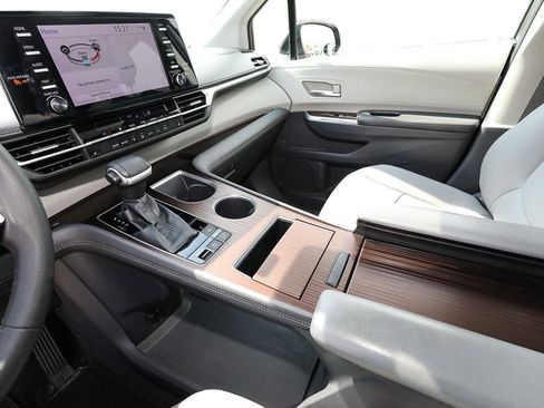 Used 2021 Toyota Sienna XLE image 18