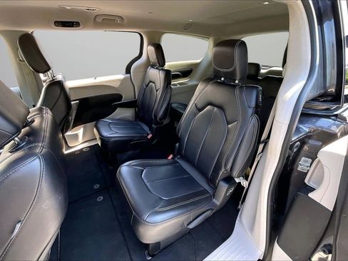 Certified 2023 Chrysler Pacifica Touring-L FWD image 22