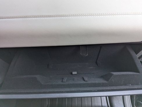 Used 2024 Land Rover Discovery Dynamic SE image 29