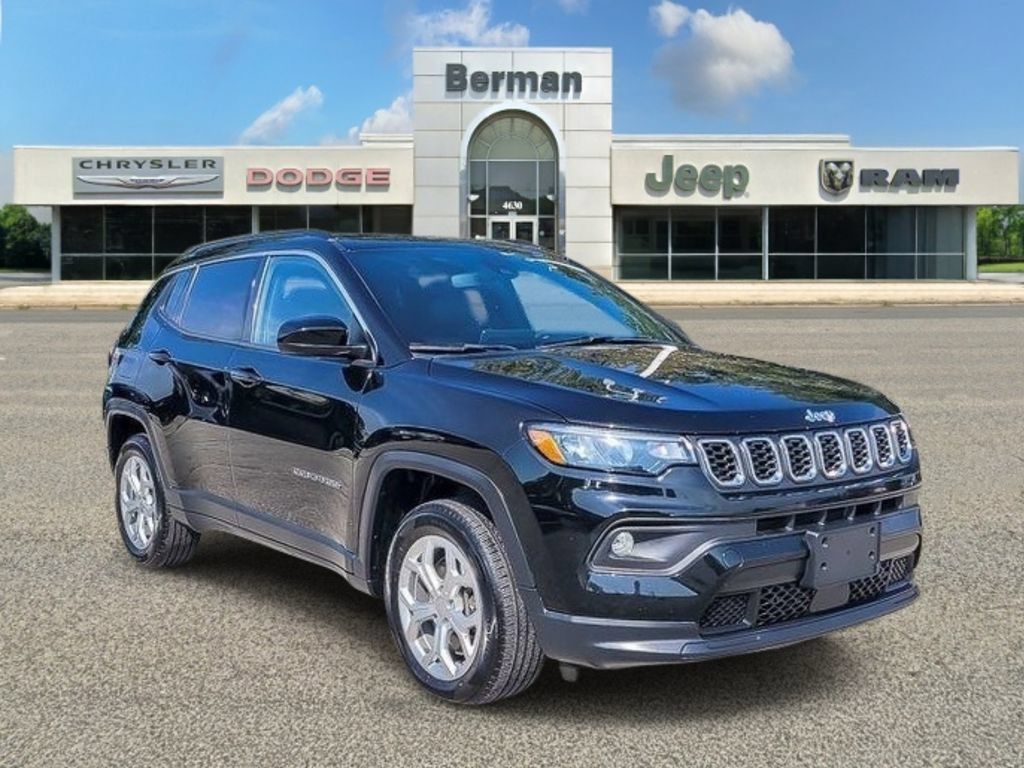Used 2024 Jeep Compass Latitude AWD/4WD image 7