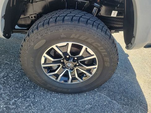 Used 2020 Toyota Tacoma TRD Sport w/ TRD Premium Sport Package AWD/4WD image 9