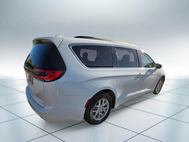 Used 2022 Chrysler Pacifica Touring-L FWD image 4
