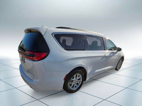 Used 2022 Chrysler Pacifica Touring-L FWD image 4