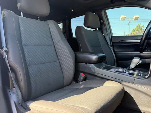 Used 2021 Jeep Grand Cherokee Laredo RWD image 16