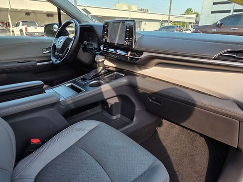 Used 2021 Toyota Sienna Limited image 13