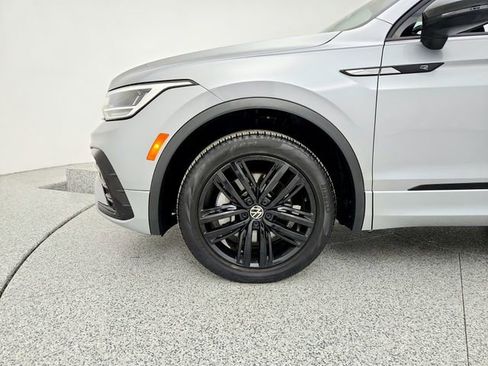 Used 2022 Volkswagen Tiguan SE R-Line image 26