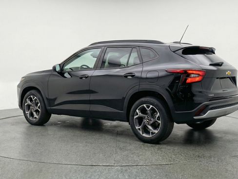 Used 2025 Chevrolet Trax LT FWD image 6