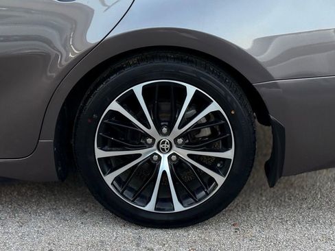 Used 2020 Toyota Camry SE image 2