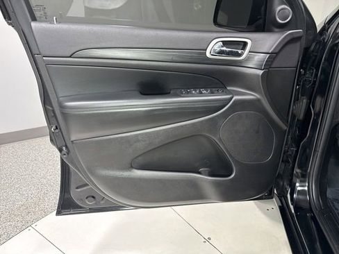 Used 2019 Jeep Grand Cherokee Altitude AWD/4WD image 12