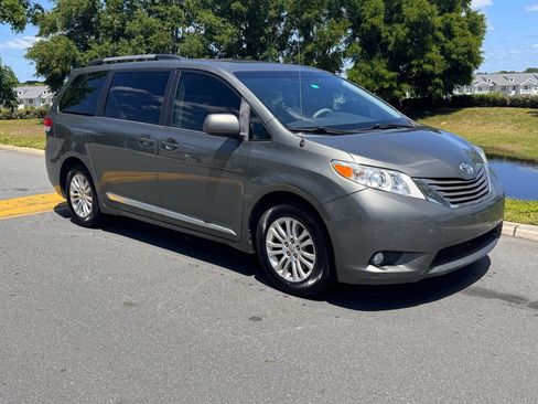 Used 2014 Toyota Sienna XLE image 31
