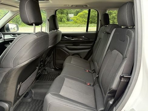 Used 2023 Jeep Grand Cherokee Laredo w/ Luxury Tech Group I AWD/4WD image 9