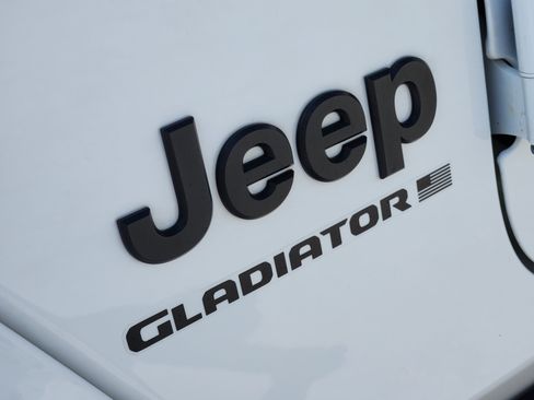 Used 2024 Jeep Gladiator Mojave AWD/4WD image 12