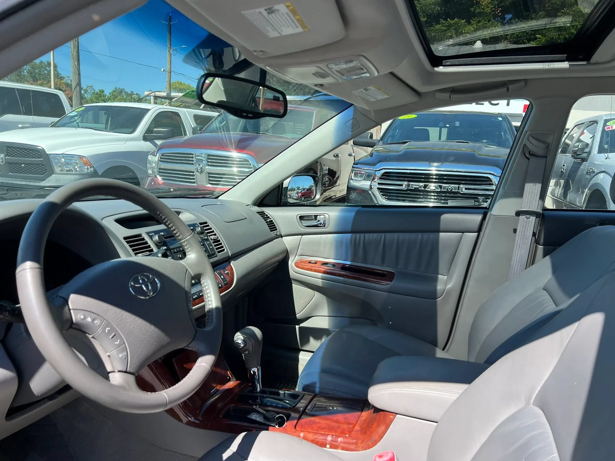 Used 2005 Toyota Camry XLE w/ VSC & Side Airbag Pkg FWD image 10