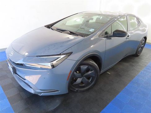 Used 2024 Toyota Prius LE FWD image 4