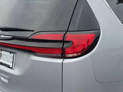 Used 2023 Chrysler Pacifica Touring-L FWD image 19