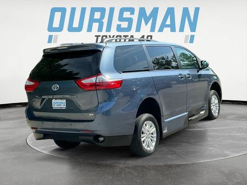 Used 2017 Toyota Sienna XLE Premium FWD image 7