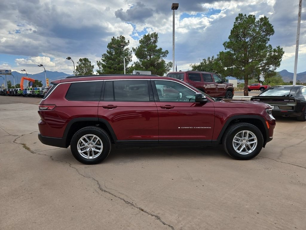 Used 2025 Jeep Grand Cherokee L Laredo w/ Trailer Tow Package AWD/4WD image 4