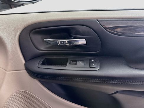 Used 2019 Dodge Grand Caravan SE FWD image 29