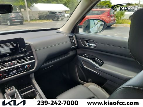 Used 2024 Nissan Pathfinder SL w/ Black Appearance Package FWD image 18
