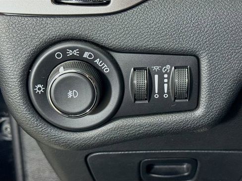 Used 2019 Jeep Cherokee Latitude Plus w/ Cold Weather Group AWD/4WD image 10