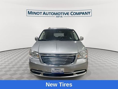 Used 2016 Chrysler Town & Country Touring FWD image 3