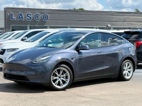 Used 2022 Tesla Model Y Long Range AWD/4WD image 1