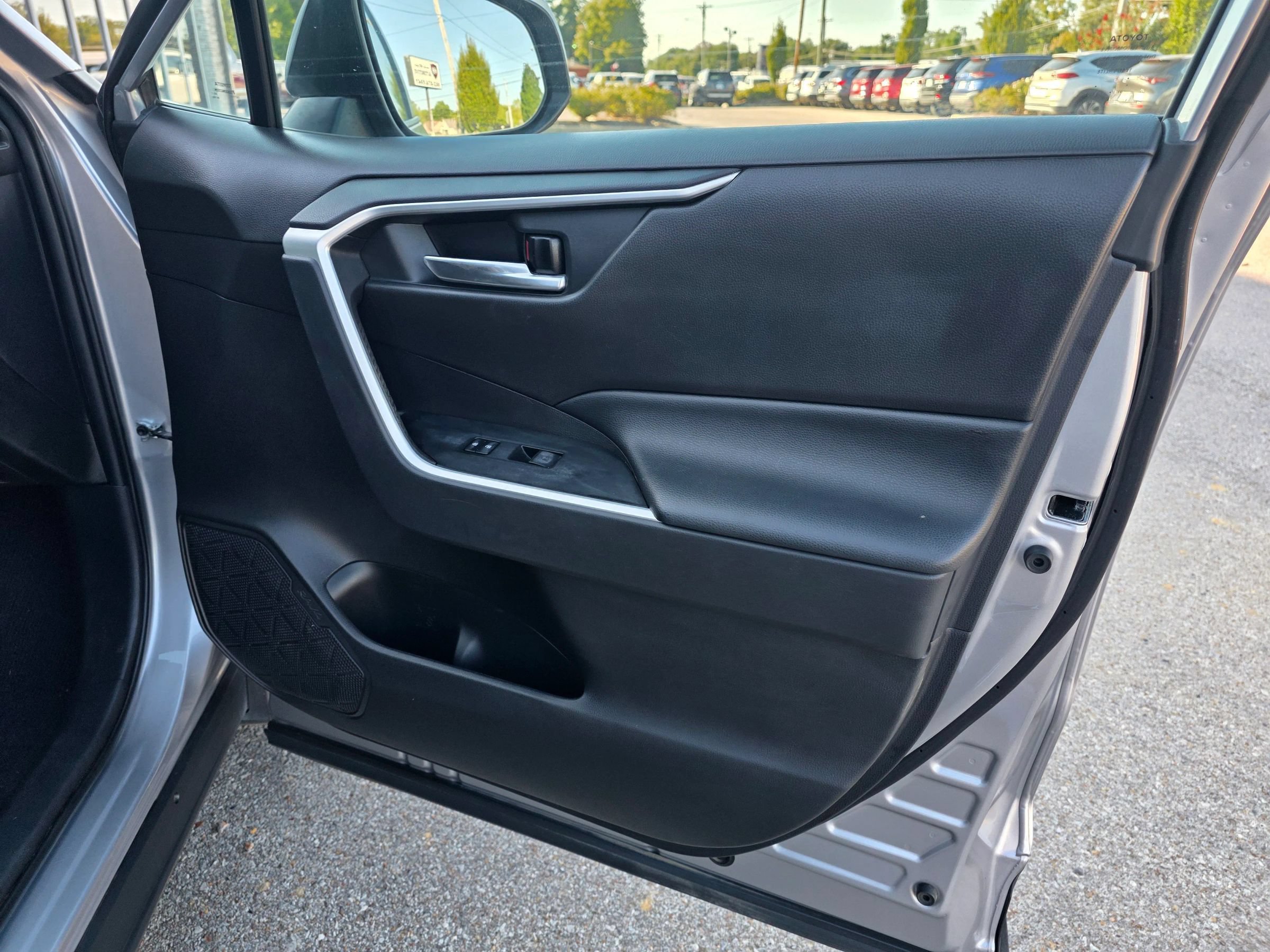 Used 2021 Toyota RAV4 XLE w/ Convenience Package FWD image 5