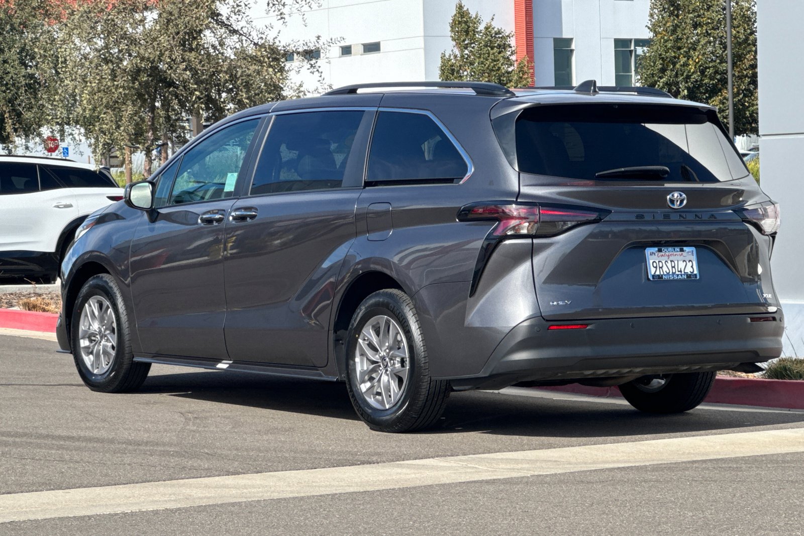 Used 2025 Toyota Sienna XLE FWD image 6