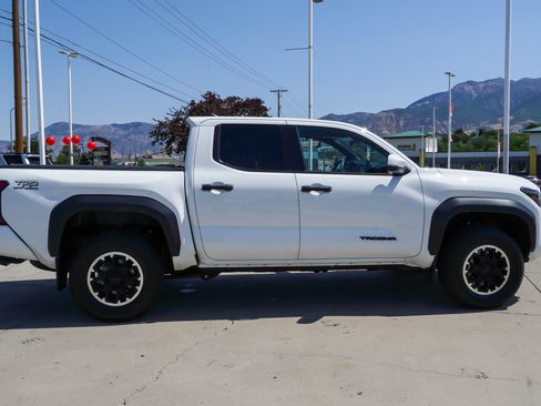 Used 2024 Toyota Tacoma TRD Off-Road w/ TRD Off Road Upgrade Package AWD/4WD image 9