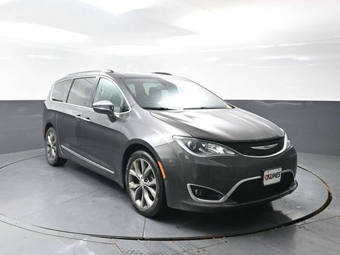 Used 2019 Chrysler Pacifica Limited FWD image 3