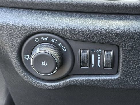Used 2025 Chrysler Pacifica Select FWD image 24