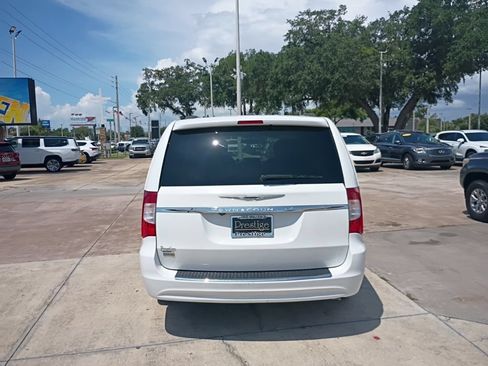 Used 2016 Chrysler Town & Country Touring FWD image 38
