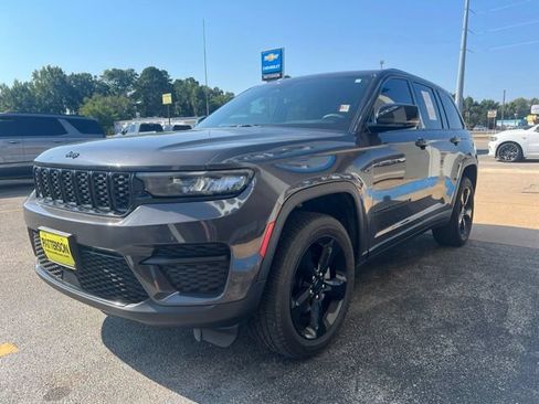 Used 2023 Jeep Grand Cherokee Altitude AWD/4WD image 3