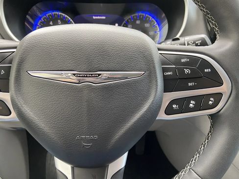 Used 2024 Chrysler Pacifica Touring-L FWD image 16