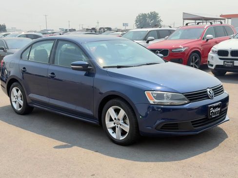 Used 2011 Volkswagen Jetta TDI FWD image 2